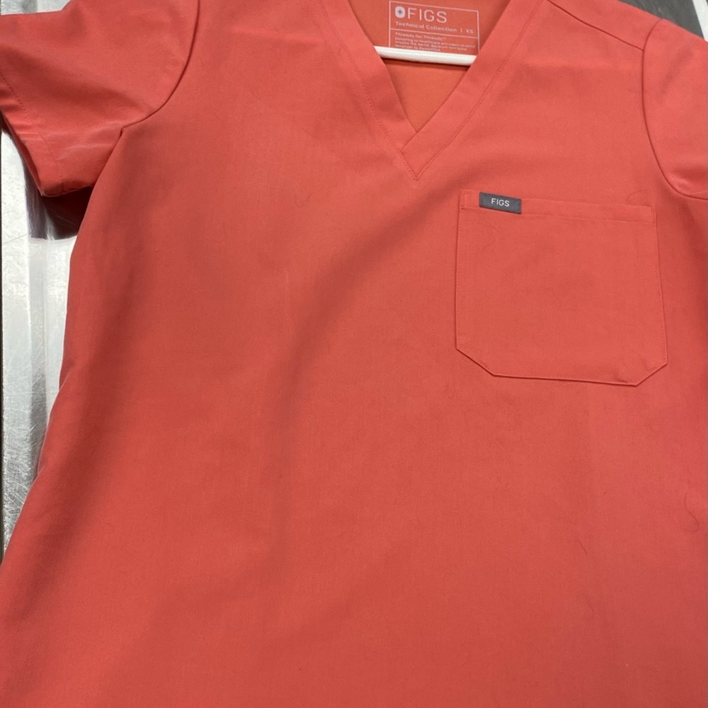 FIGS Coral XS only worn a few times never put in the dryer.